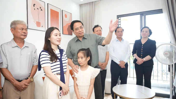 Thủ tướng Phạm Minh Chính thăm một hộ dân sống ở dự án nhà ở xã hội Eco Garden Huế - Ảnh: NGỌC HIẾU