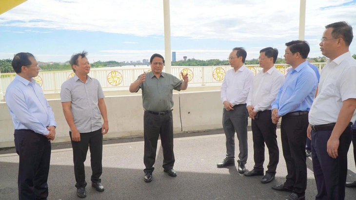 Thủ tướng Phạm Minh Chính thăm cầu Nguyễn Hoàng bắc qua sông Hương - Ảnh: VĂN BỐN