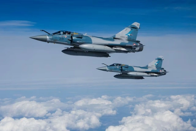 Tiêm kích Mirage2000 của Pháp rơi khi làm nhiệm vụ với Ukraine Cặp tiêm kích Mirage 2000-5F của Pháp thực hiện nhiệm vụ năm 2022
