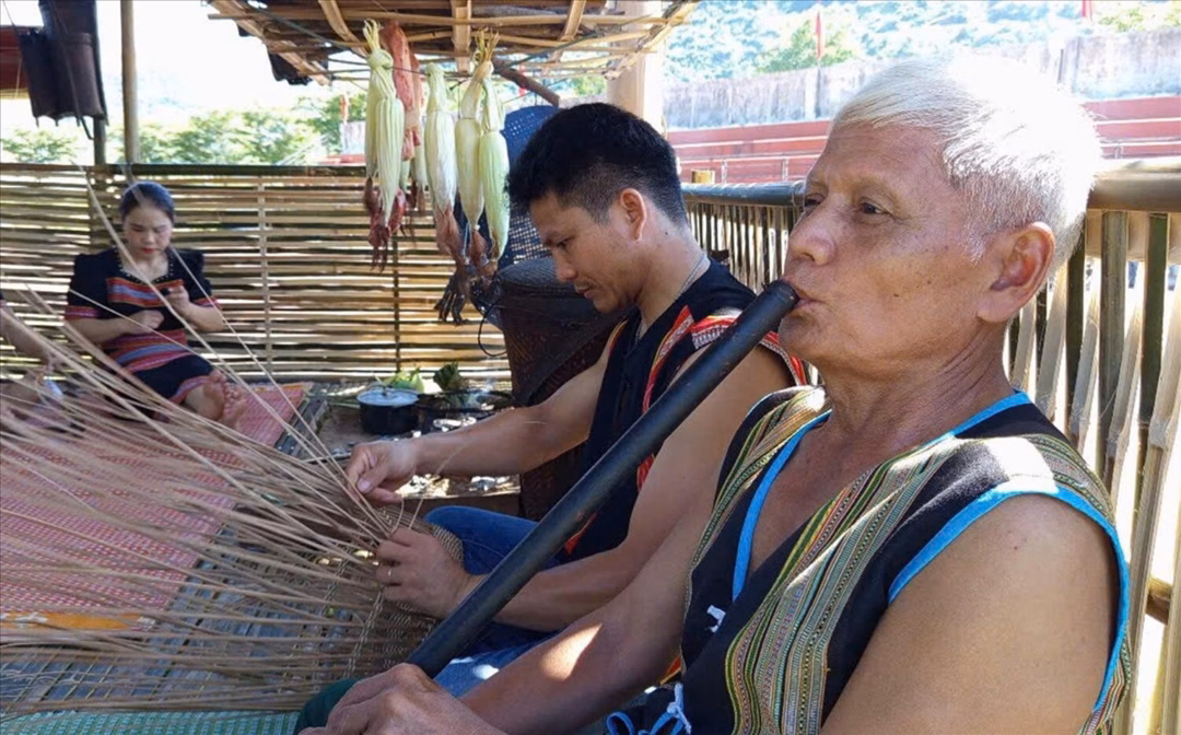 Ông Zơ Râm Ngăm đang thổi sáo Pà bam 
