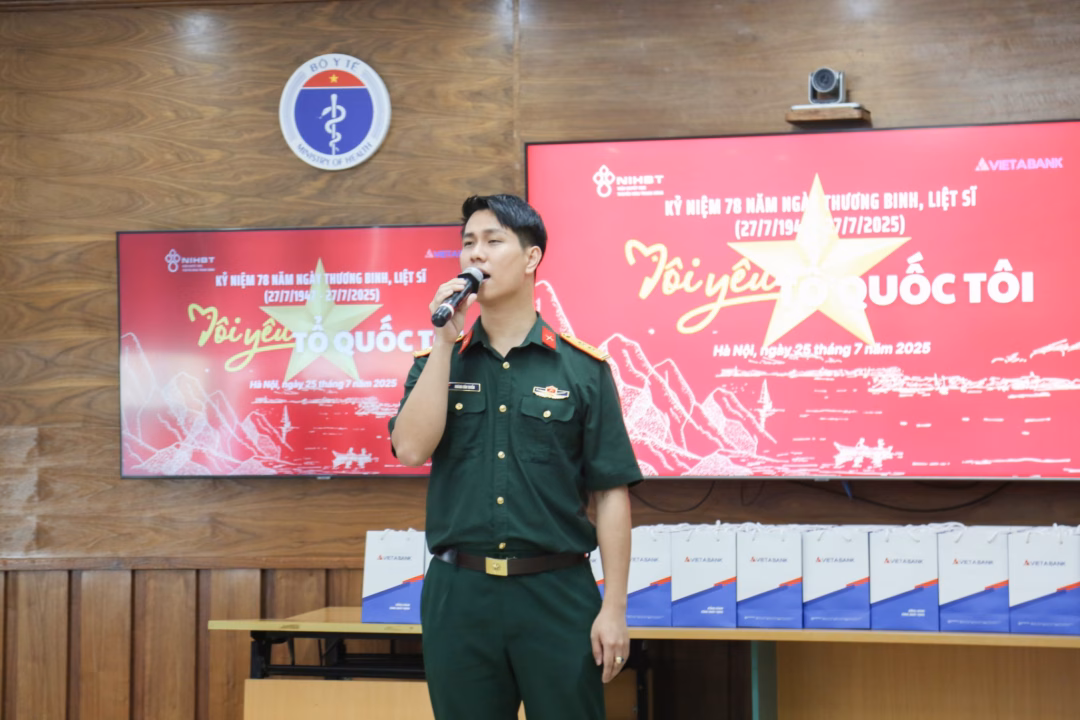 Ca sĩ Hoàng Gia Quân – Á quân Ngôi sao dân ca 2017, Đoàn Văn công Quân khu II hát tặng các bác thương bệnh binh, cựu chiến binh những ca khúc đã đi cùng năm tháng: Hương thầm, Khúc hát sông quê
