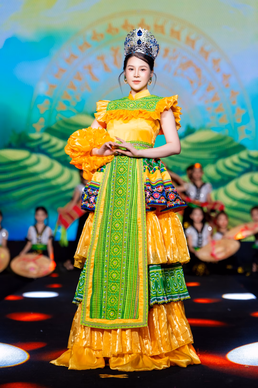 Hơn 100 mẫu nhí "gây bão" tại Bảo tàng Hà Nội với show diễn đậm chất Tây Bắc- Ảnh 1.