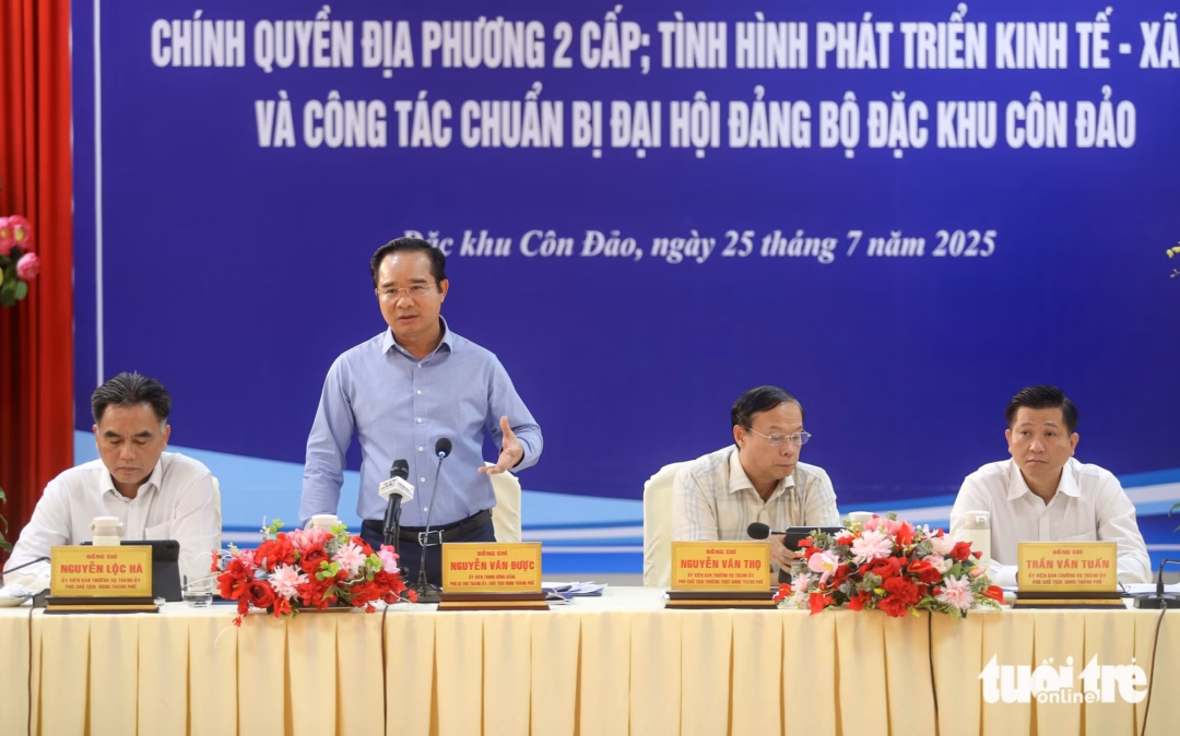 TP HCM tìm cách gỡ khó cho đặc khu Côn Đảo Đường dọc bờ biển ở Côn Đảo - Ảnh: CHÂU TUẤN