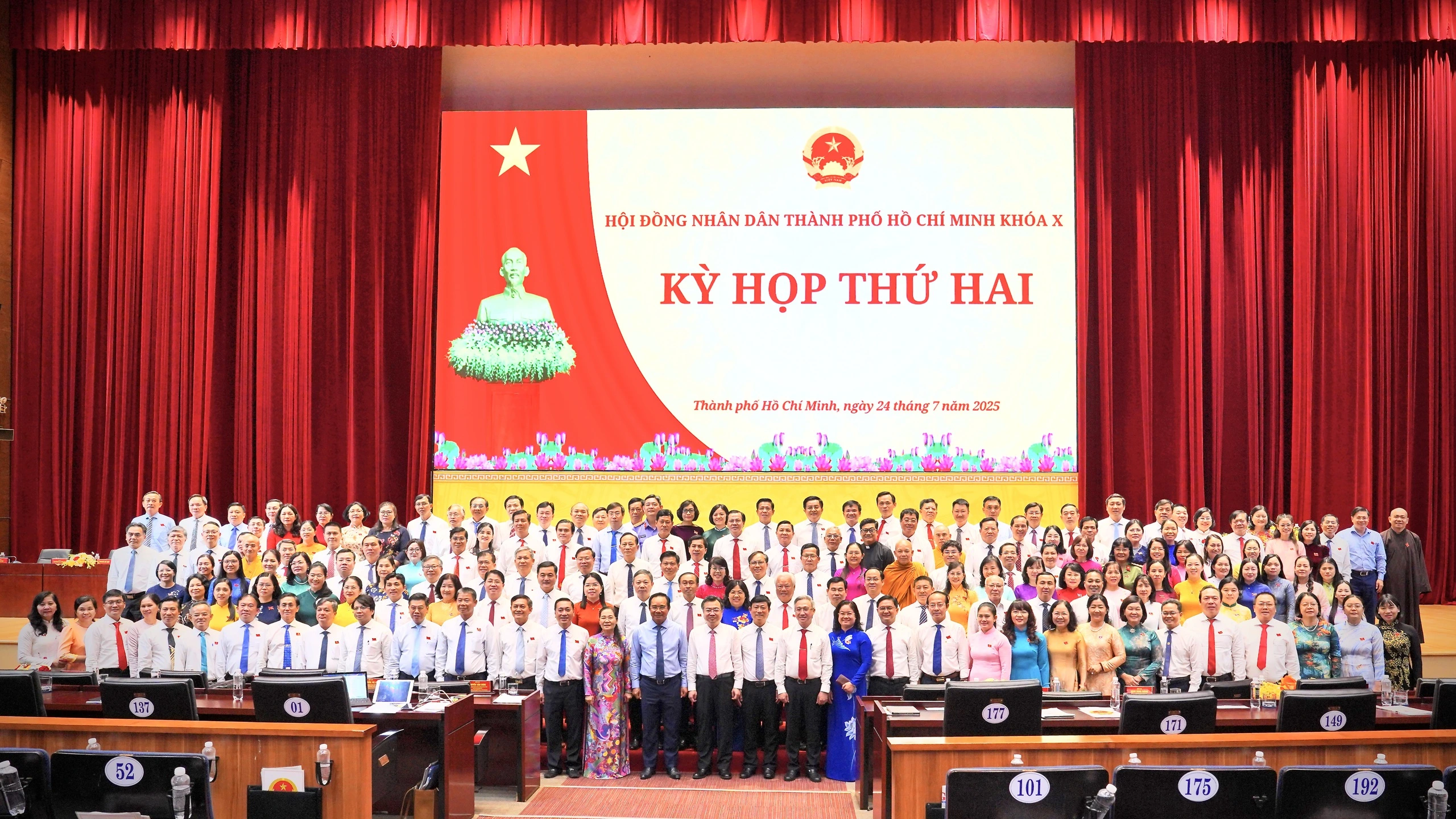 Các đại biểu HĐND TP.HCM chụp ảnh lưu niệm