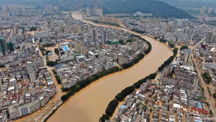 Trung Quốc: Mưa lớn kỷ lục, gần 20.000 người phải sơ tán Trung Quốc: Lượng mưa 1 năm trút xuống trong 1 ngày, hàng chục ngàn người dân bỏ chạy- Ảnh 2.