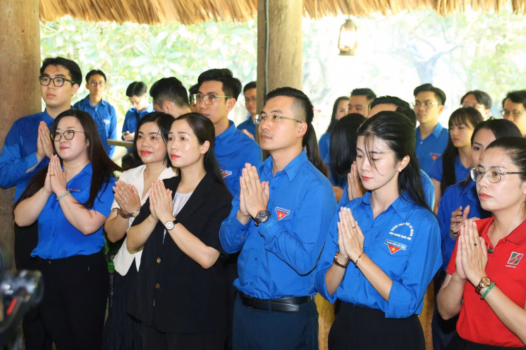 Đoàn công tác đã tặng quà 50 hộ gia đình có công với cách mạng.