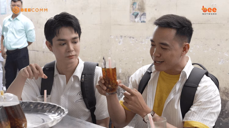 Rời tiệm mì, Tuấn Kiệt “đáp lễ” Bỏng Ngô Mario khi dẫn anh thưởng thức sữa ngũ vị bên cạnh chợ Thiếc. Món sữa này được gọi là đặc sản của chợ Thiếc khiến hai thực khách thích thú.
