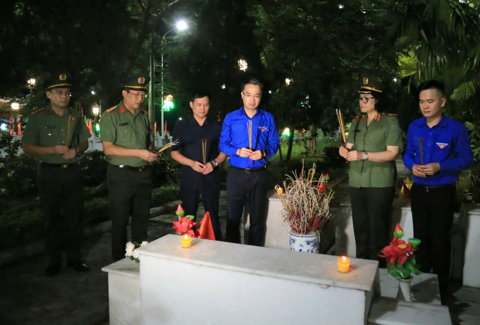 Đoàn đại biểu thắp hương tại phần mộ của các liệt sĩ