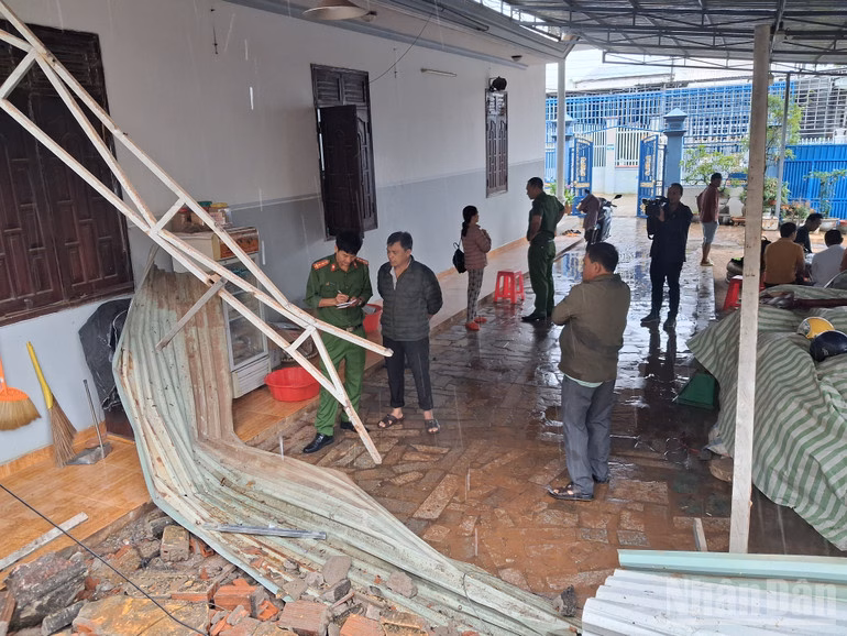 Tường nhà kho sập, hàng trăm triệu đồng bị thiệt hại Ông Nguyễn Văn Tuân trình bày sự việc với cơ quan chức năng.