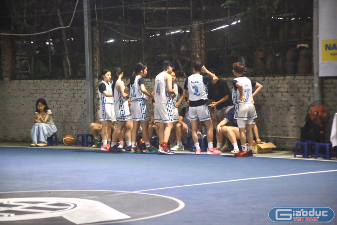 U18 nữ Tây Hồ ngược dòng hạ Yên Hoà trong trận bóng rổ đầy căng thẳng Tổng hợp những pha bóng ấn tượng trong trận so tài giữa đội bóng rổ U18 nữ Trường Trung học phổ thông Tây Hồ và Trường Trung học phổ thông Yên Hoà.