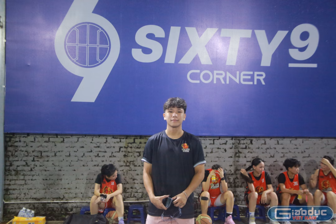 U18 nữ Tây Hồ ngược dòng hạ Yên Hoà trong trận bóng rổ đầy căng thẳng Huấn luyện viên Đỗ Minh Quang của đội bóng rổ Trường Trung học phổ thông Yên Hoà.