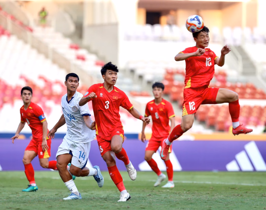 Nhưng bóng bổng cũng là điểm yếu của U23 Việt Nam cần ông Kim Sang Sik khắc phục. Ảnh: Hữu Hà