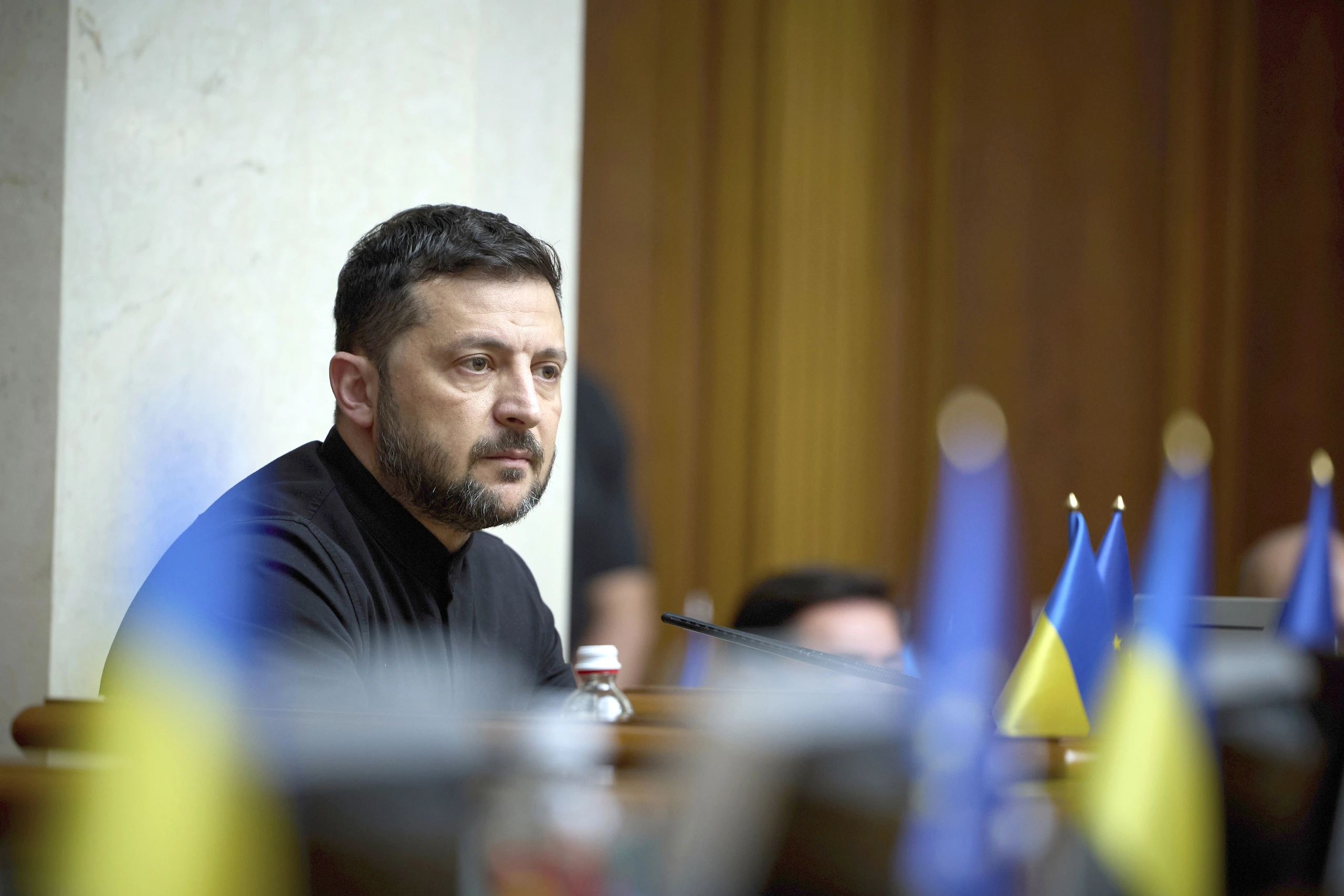 Ukraine: Luật mới gây tranh cãi về kiểm soát cơ quan chống tham nhũng Tổng thống Zelensky dự cuộc họp quốc hội Ukraine ngày 17.7