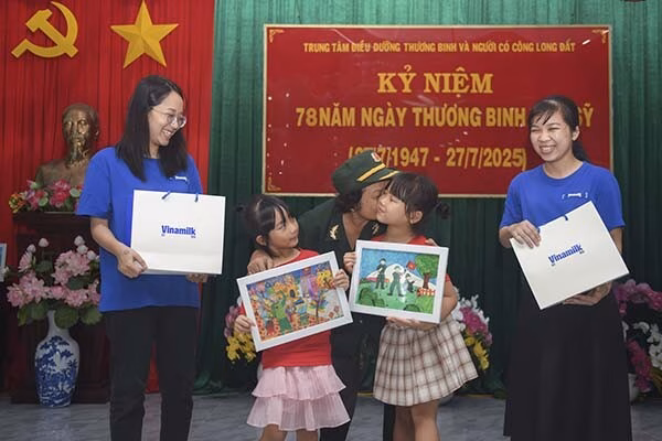 Vinamilk tri ân thế hệ đi trước với chương trình vẽ tranh và tặng quà dinh dưỡng Góp phần chăm sóc sức khỏe thể chất cho những anh hùng của đất nước, Vinamilk dành tặng những món quà dinh dưỡng thiết thực như sữa tươi Vinamilk 100%, sữa hỗ trợ ăn ngủ ngon Sure Prevent Gold… (Ảnh: Thanh Bình).