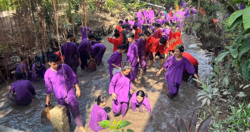 Vĩnh Long Phát Triển Du Lịch Bền Vững: Kết Hợp Sông Nước, Biển Đảo Và Văn Hóa Khmer Đoàn khách trải nghiệm du lịch nông thôn ở Vĩnh Long. Ảnh: Hoàng Lộc