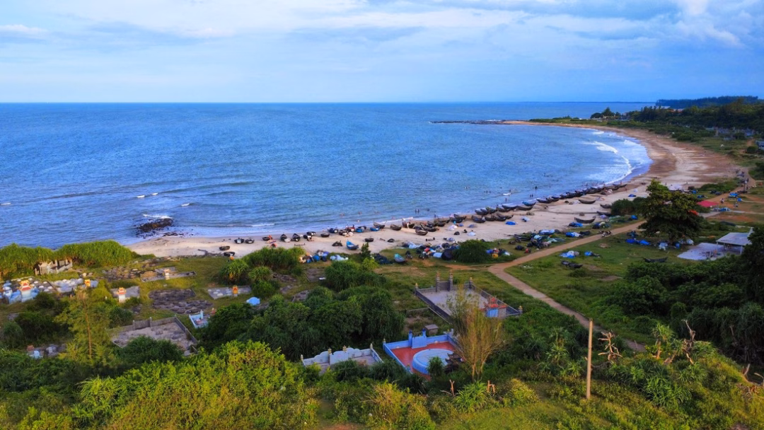 Bãi biển dài khoảng 1,5km ôm trọn làng chài - Ảnh: TUẤN VŨ
