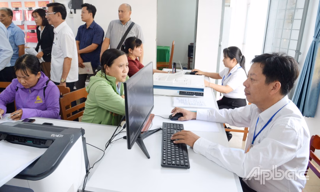 Người dân đến thực hiện các thủ tục hành chính tại Trung tâm Phục vụ hành chính công xã Mỹ Hiệp.