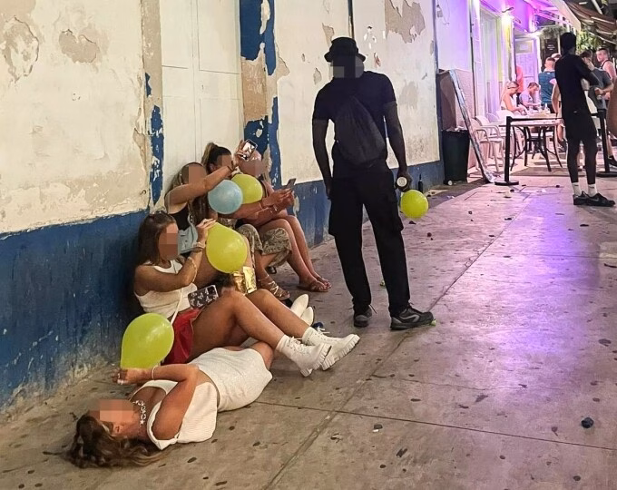 Một người bán bóng cười ở Majorca. Ảnh: Daily Star
