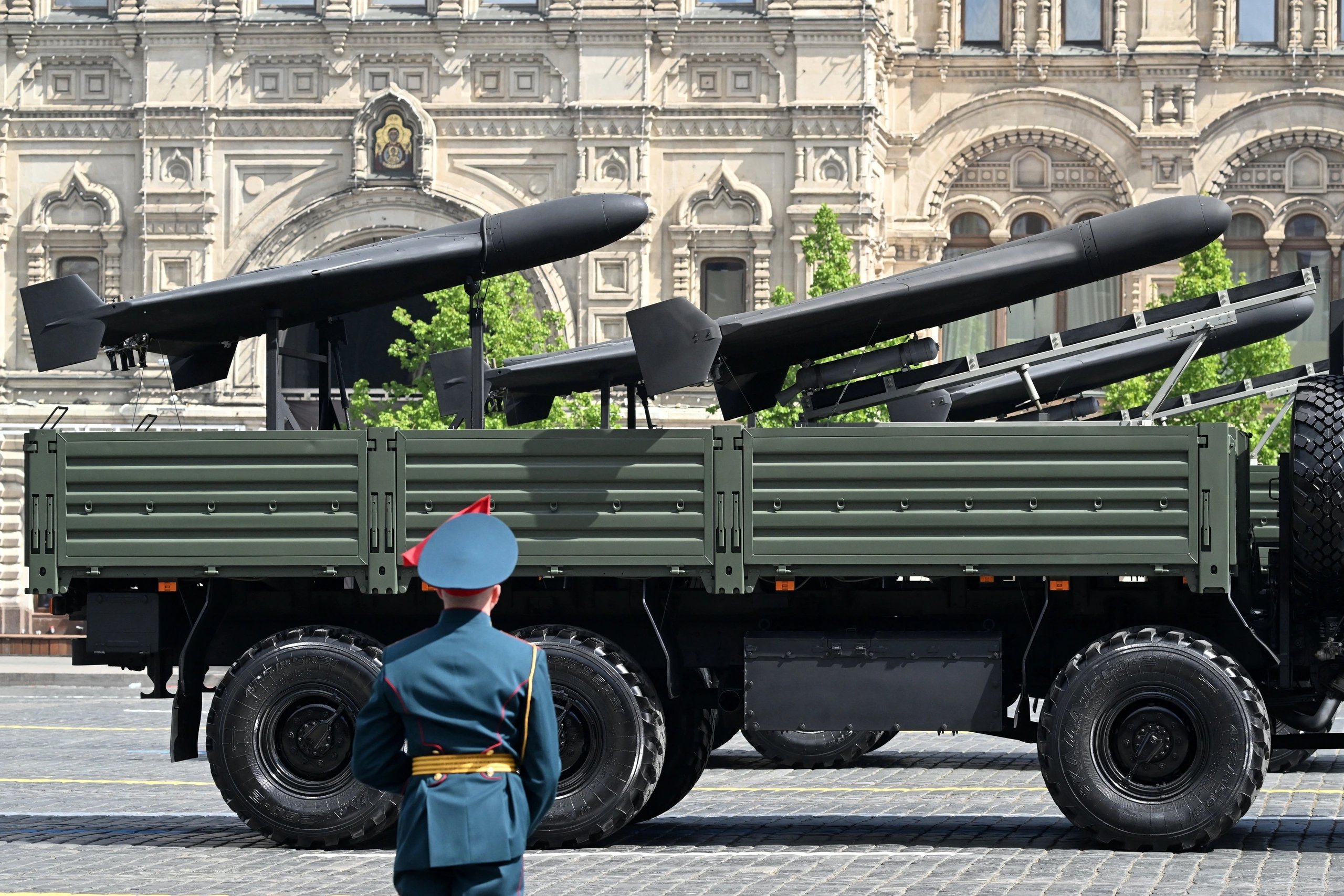 Xe tải chở UAV Geran-2 trong cuộc duyệt binh tại Quảng trường Đỏ ở Moscow hôm 9.5