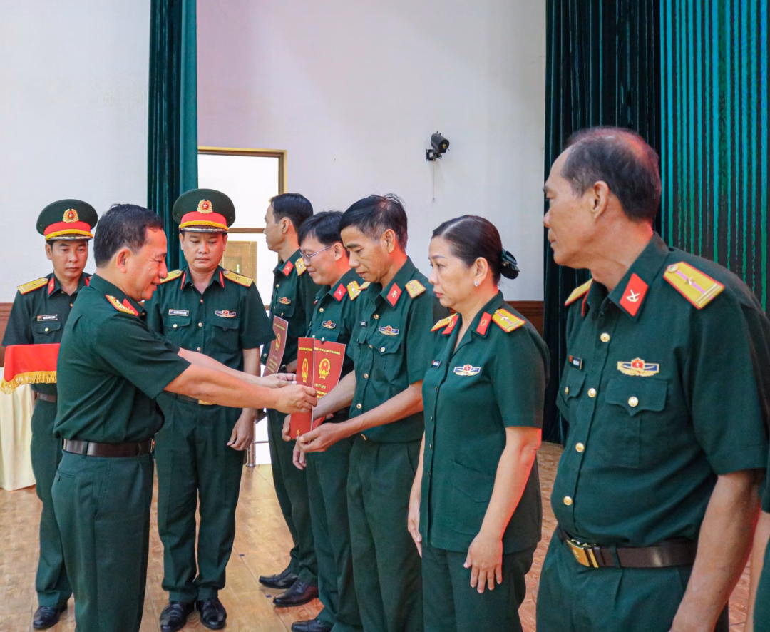 An Giang: 50 cán bộ quân đội được nghỉ hưu, nâng lương và thăng hàm trước hạn Trao quyết định cho quân nhân chuyên nghiệp tỉnh An Giang