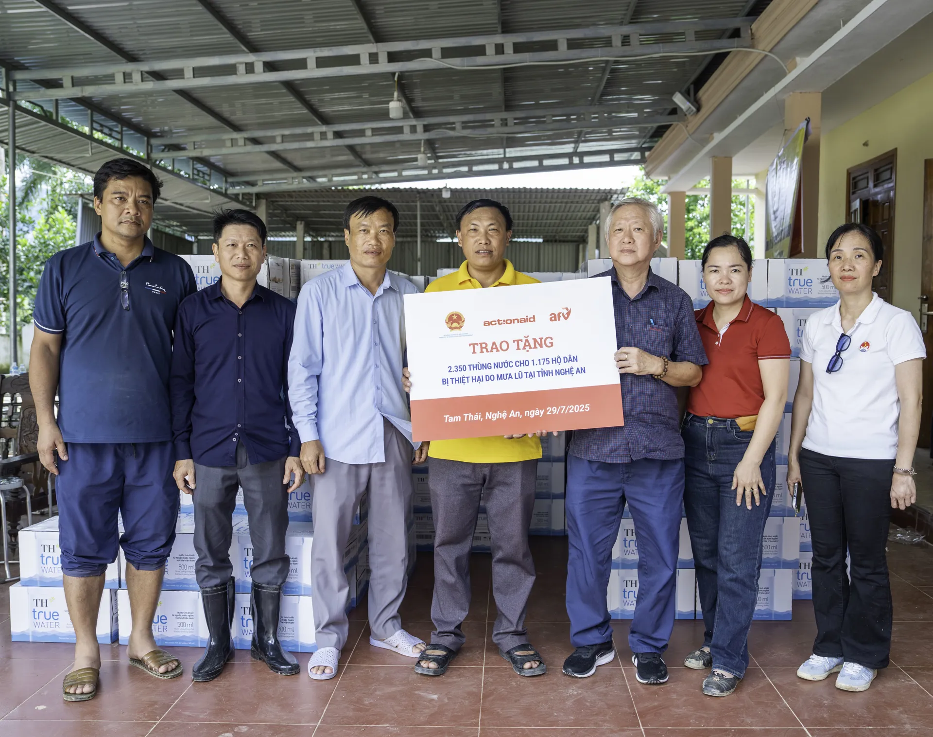 Báo Kinh tế & Đô thị tặng quà người dân Nghệ An bị thiệt hại do lũ lụt Kịp thời đưa nước sạch đến cho người dân trong vùng bị ảnh hưởng bởi thiên tai tại xã Tam Thái, tỉnh Nghệ An