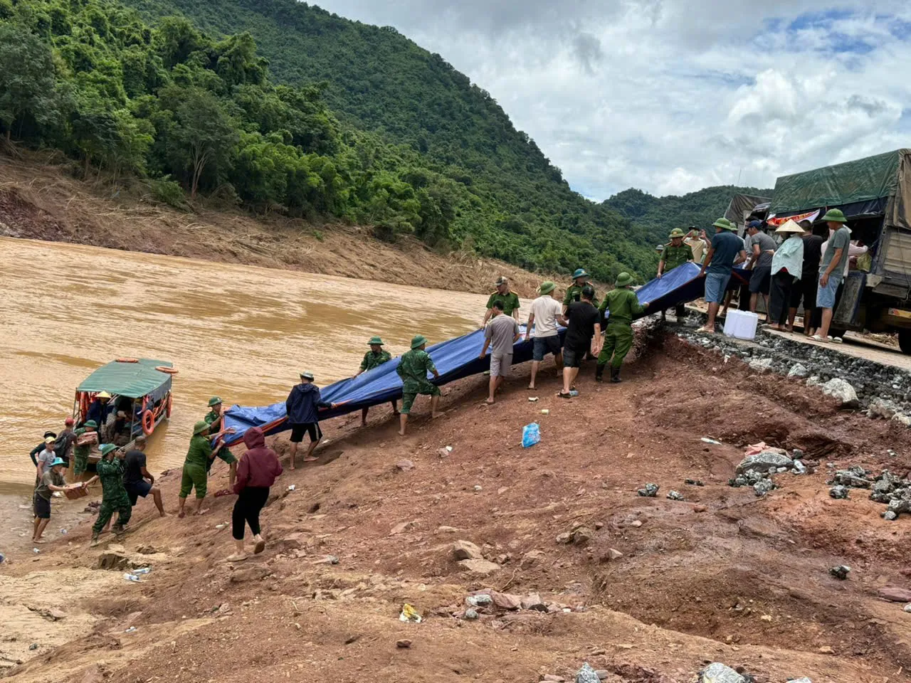 Báo Kinh tế & Đô thị tặng quà người dân Nghệ An bị thiệt hại do lũ lụt Một tuần sau lũ, Nghệ An vẫn còn 4.500 hộ dân bị cô lập