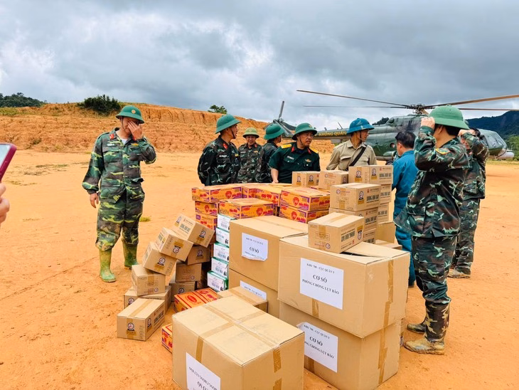 Hàng cứu trợ đến vùng lũ xã Tìa Dình (tỉnh Điện Biên) sáng 3-8 - Ảnh: UBND xã Tìa Dình