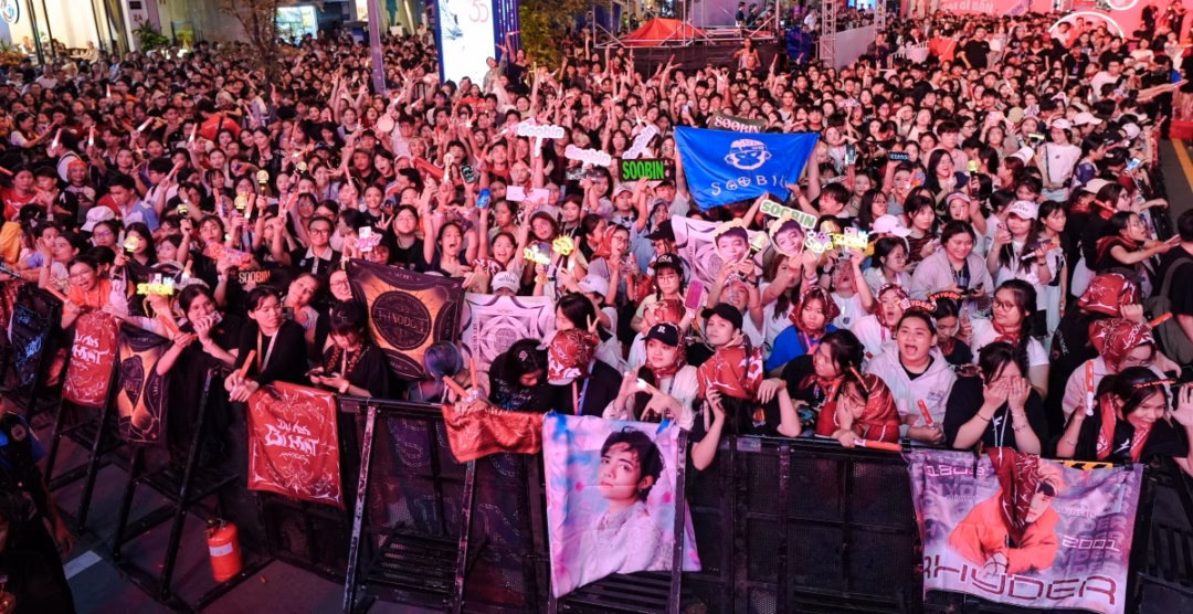 Cầu thủ Arsenal gặp người đẹp Việt tại TP HCM Fan mang theo băng rôn, poster của thần tượng để cổ vũ.