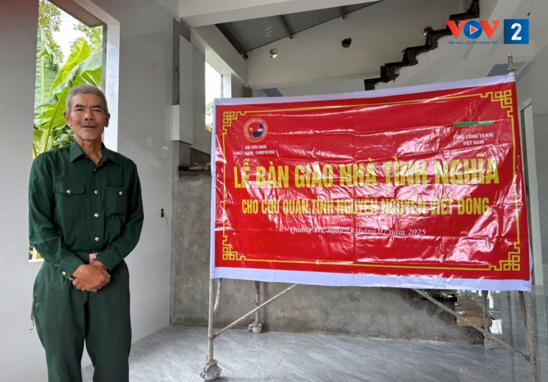 Đồng chí cựu quân tình nguyện Nguyễn Viết Đông xúc động khi nhận bàn giao nhà tình nghĩa.
