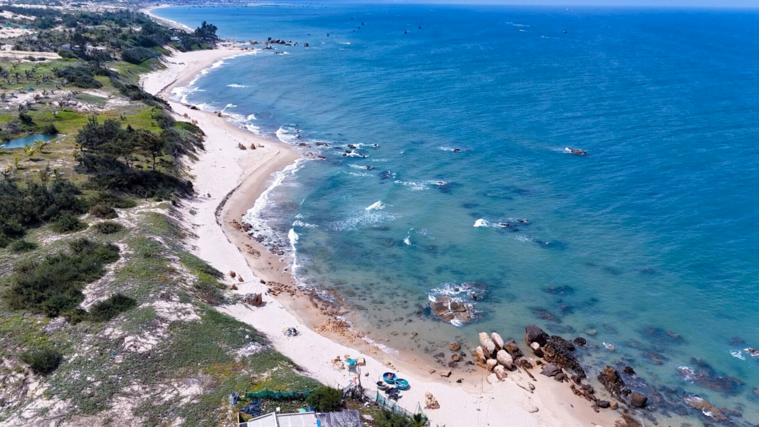 Những đứa trẻ trong làng vô tư vui chơi trên bờ biển