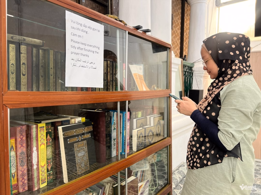 Nhà nghiên cứu Hữu Trường Tariq cho biết ở Thánh đường này có rất nhiều bản Kinh Qur'an (Cô-ran), gồm cả nội dung bằng tiếng Việt