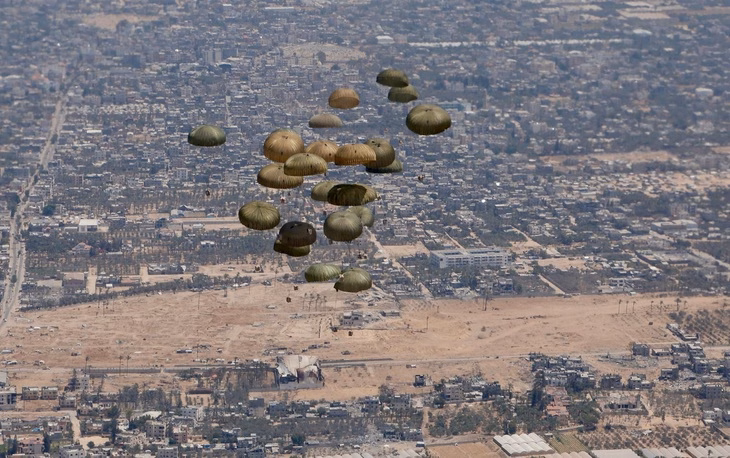 Mỹ lên kế hoạch viện trợ nhân đạo cho Dải Gaza Viện trợ nhân đạo được thả xuống Gaza từ một máy bay của Tây Ban Nha hôm 1-8 - Ảnh: REUTERS