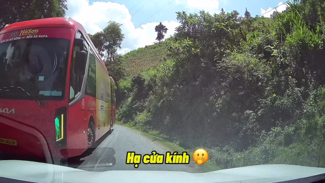 

Tài xế phanh gấp tránh xe khách lấn làn ở đoạn đường cong (Video: Văn hóa giao thông).