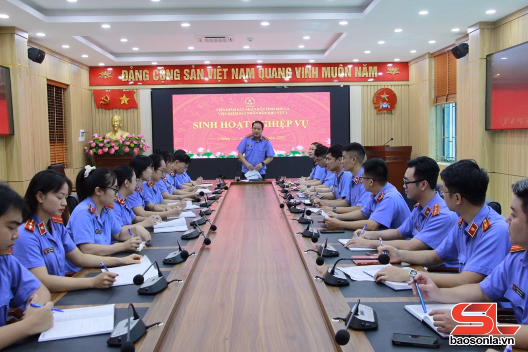 Cán bộ, kiểm sát viên báo cáo án hình sự với đồng chí Viện trưởng Viện KSND khu vực 1 - Sơn La.