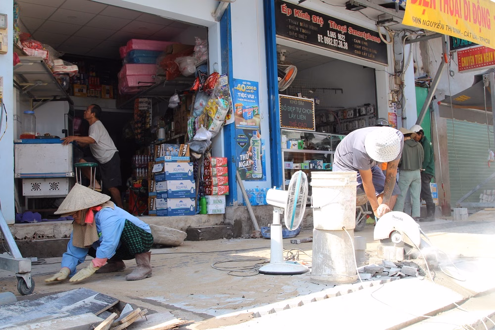 C&ocirc;ng nh&acirc;n v&agrave; m&aacute;y m&oacute;c tr&ecirc;n tuyến Nguyễn Thị Định