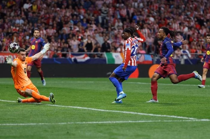 Atletico Madrid lội ngược dòng trước Barcelona để vào bán kết