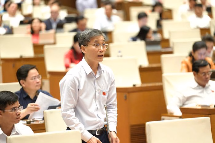 Các đại biểu Quốc hội thảo luận về tính cấp thiết của Nghị quyết mới