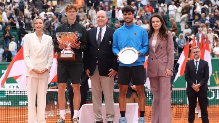 Jannik Sinner ăn mừng chiến thắng tại Monte Carlo gi&agrave;nh lại ng&ocirc;i số 1 thế giới