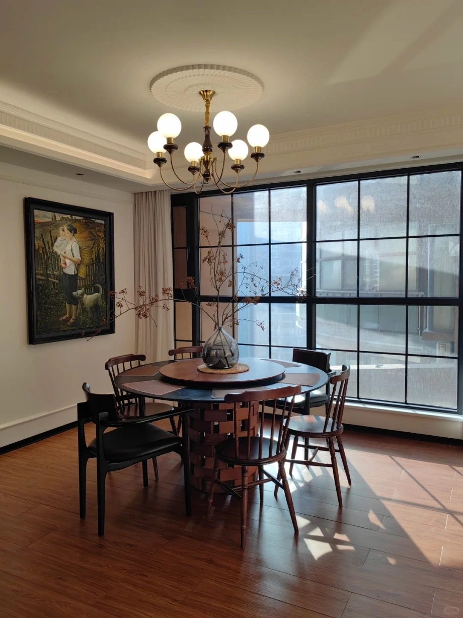 Khu vực ăn uống cạnh cửa k&iacute;nh