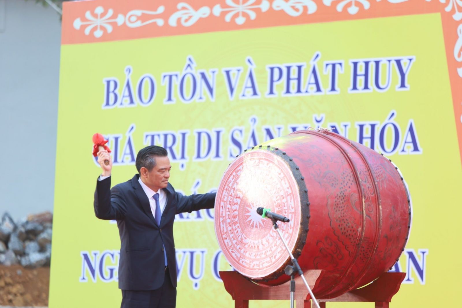 Ông Dương Cao Thanh - Bí thư Huyện ủy đánh trống Khai hội Tản Viên Sơn Thánh Xuân Quý Mão năm 2023