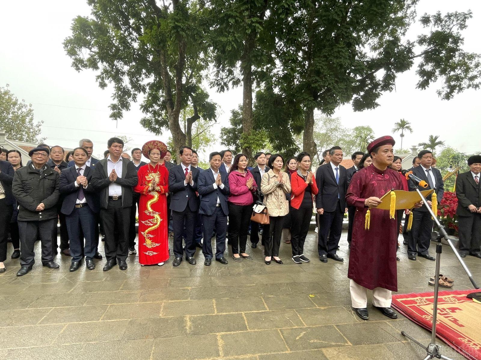 Tại Di tích lịch sử văn hóa quốc gia đền Hạ, các đại biểu cùng đông đảo người dân và du khách dâng hương bày tỏ lòng thành kính với các bậc tiền nhân, cầu mưa thuận, gió hòa, quốc thái dân an, nhà nhà ấm no, hạnh phúc