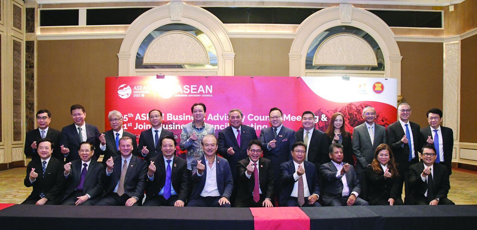 Ông Nguyễn Quang Vinh, Phó Chủ tịch VCCI, Chủ tịch ASEAN BAC Việt Nam (ngồi ở vị trí thứ 4 từ bên trái) chụp ảnh cùng các đại biểu tham dự cuộc họp ASEAN BAC lần thứ 95 tổ chức ngày 30/1/2023 tại Indonesia.