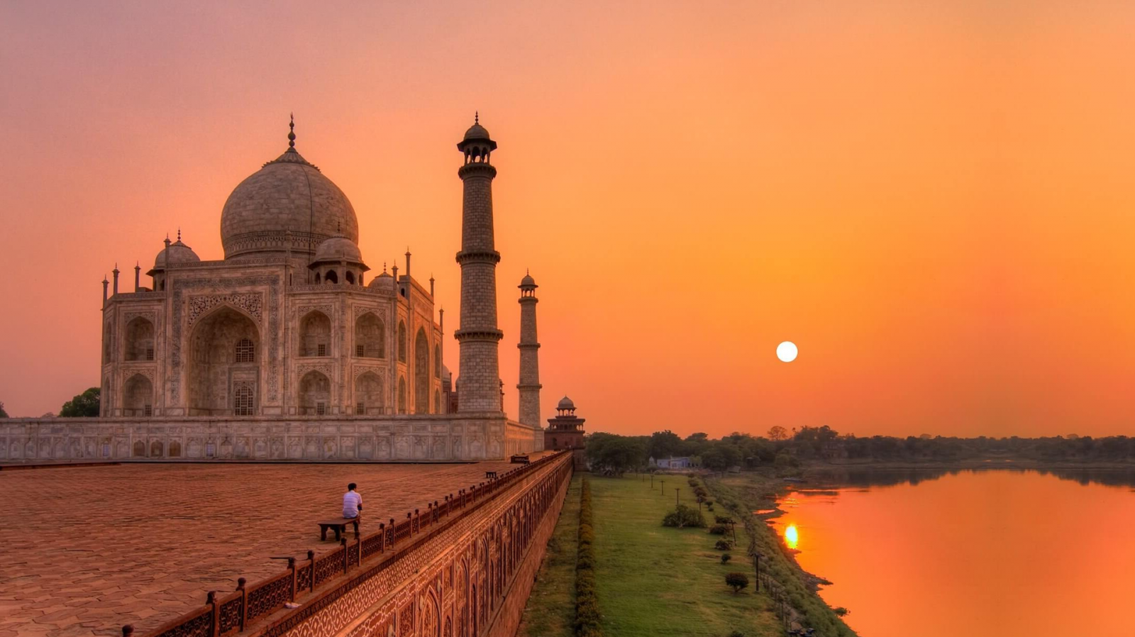 Lăng mộ Taj Mahal hay được gọi là đền Taj Mahal nằm bên hữu ngạn sông Yamuna - nhánh chính đổ ra sông Hằng