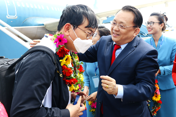 Phó Chủ tịch Thường trực UBND tỉnh Khánh Hòa tặng hoa chào đón du khách Trung Quốc tới Việt Nam ngày 23/2 vừa qua.