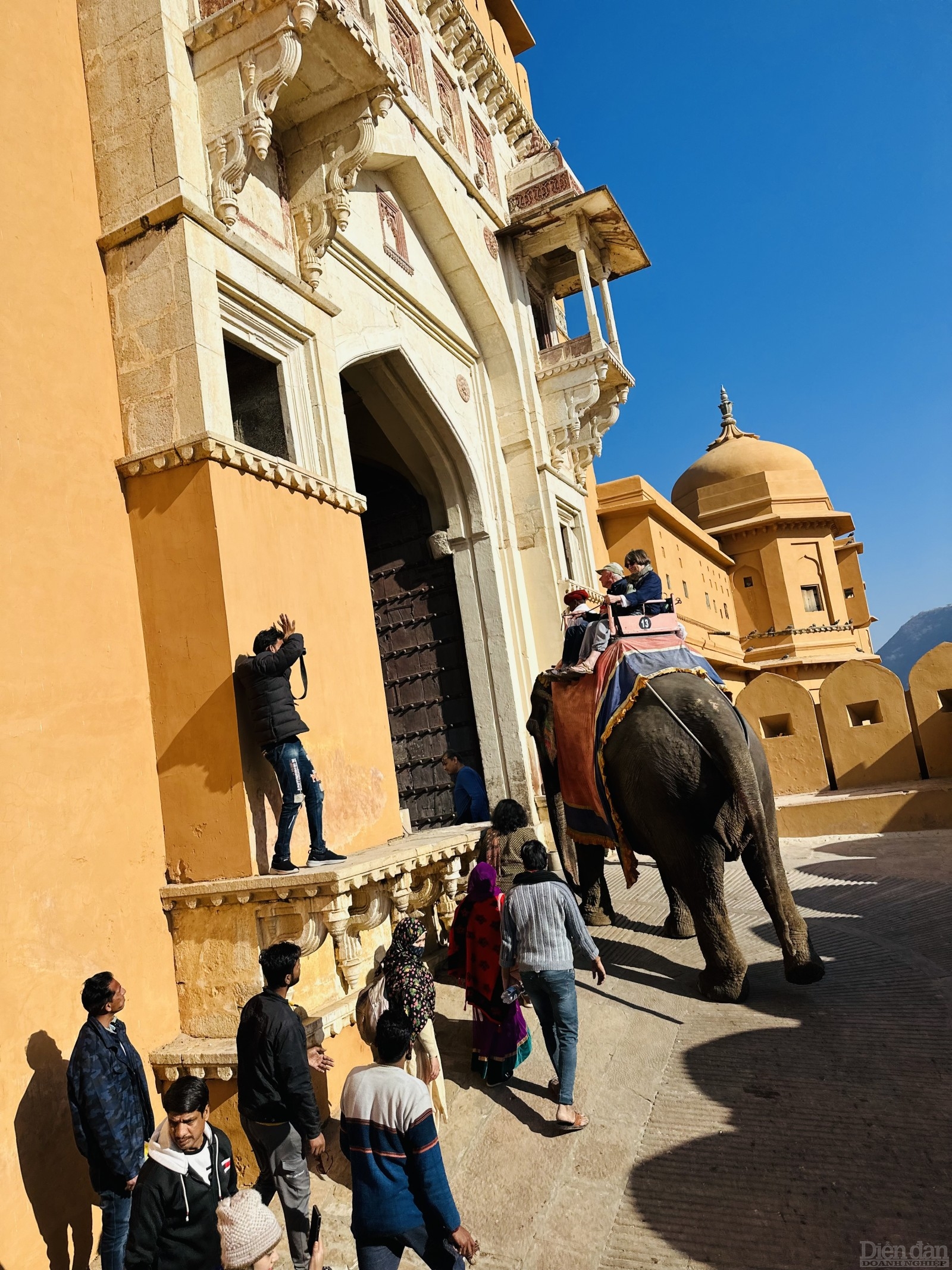 Du khách đến pháo đài Amber ở Jaipur có thể chọn cưỡi voi hoặc đi bộ trên những con đường đá để thưởng ngoạn công trình hơn 400 năm tuổi.