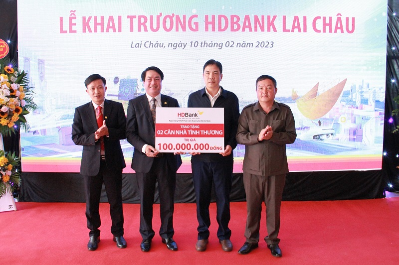 Đại diện HDBank trao tặng 2 căn nhà tình thương cho bà con có hoàn cảnh khó khăn tại địa phương