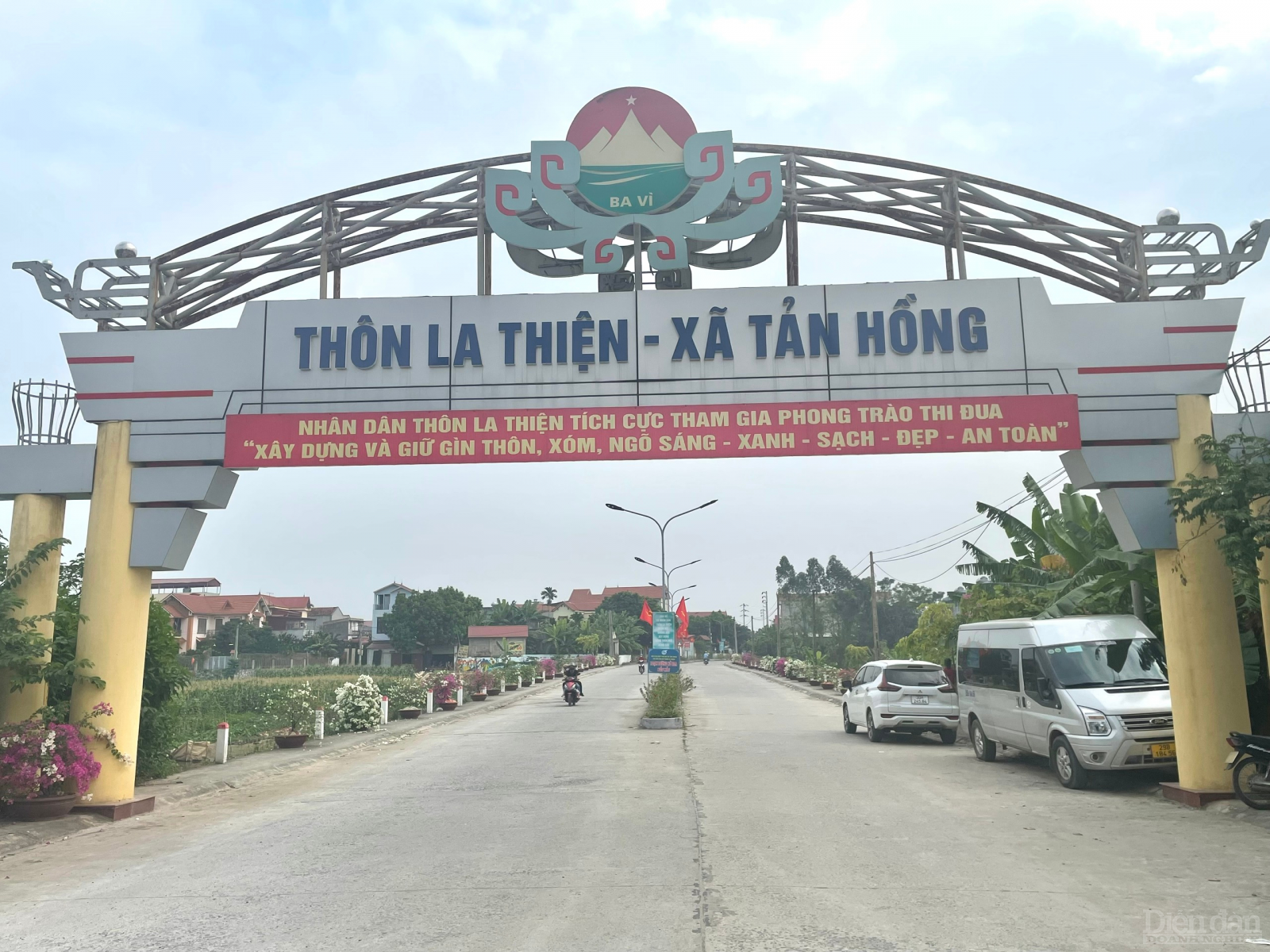 Đoạn đường nở hoa kiểu mẫu thôn La Thiện , xã Tản Hồng