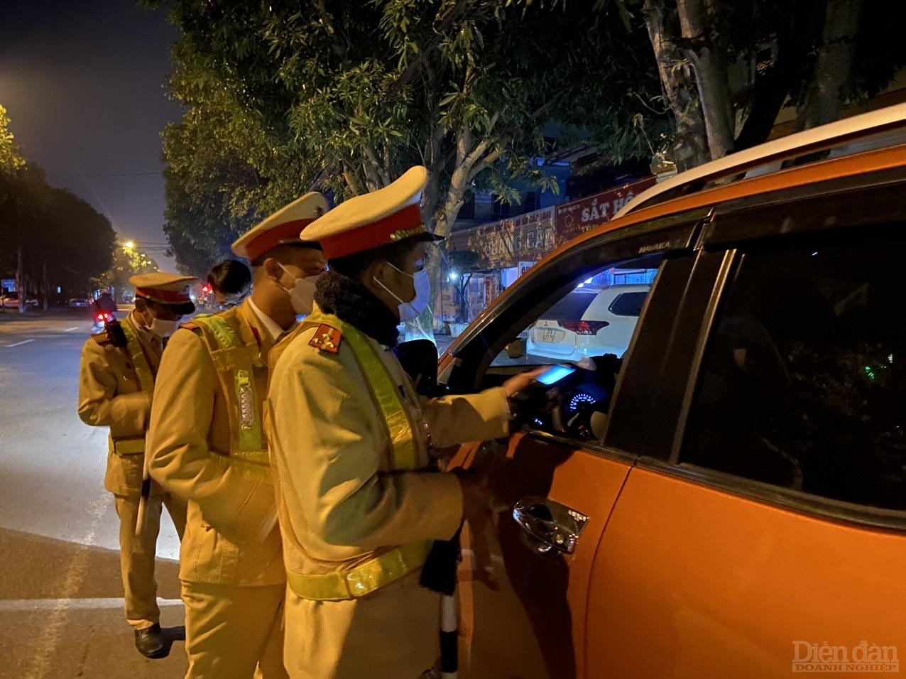 Kiểm tra, xử lý những người điều khiển phương tiện tham gia giao thông vi phạm nồng cồn nhằm ngăn chặn các vụ tai nạn đáng tiếc xảy ra, góp phần giữ bình yên, an toàn cho xã hội