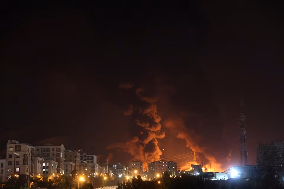 Khói bốc lên từ một đợt không kích của Israel vào Iran Khói bốc lên từ một đợt không kích của Israel vào Iran