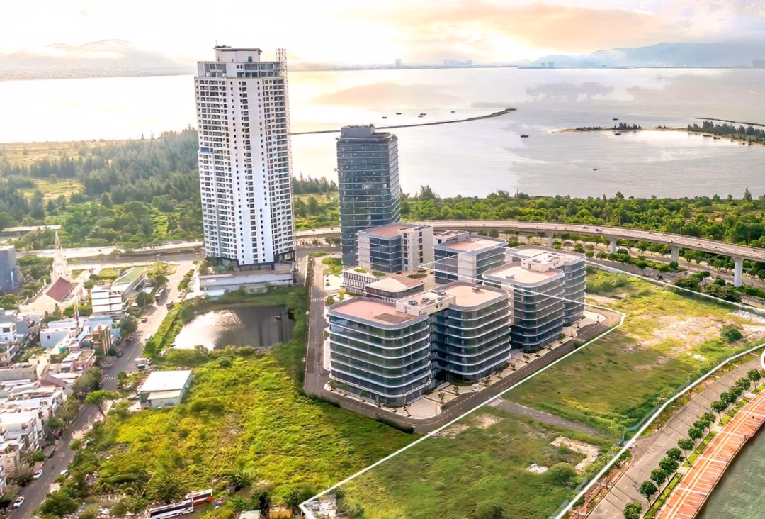 Đà Nẵng đặt mục tiêu trở thành trung tâm công nghiệp công nghệ số và đổi mới sáng tạo hàng đầu Đông Nam Á Ông Nguyễn Văn Chương (ngoài cùng bên phải) cùng các chuyên gia công nghệ tại sự kiện Web3 builders Summit diễn ra vào tháng 6/2025 tại Đà Nẵng. Ảnh: AN NHIÊN